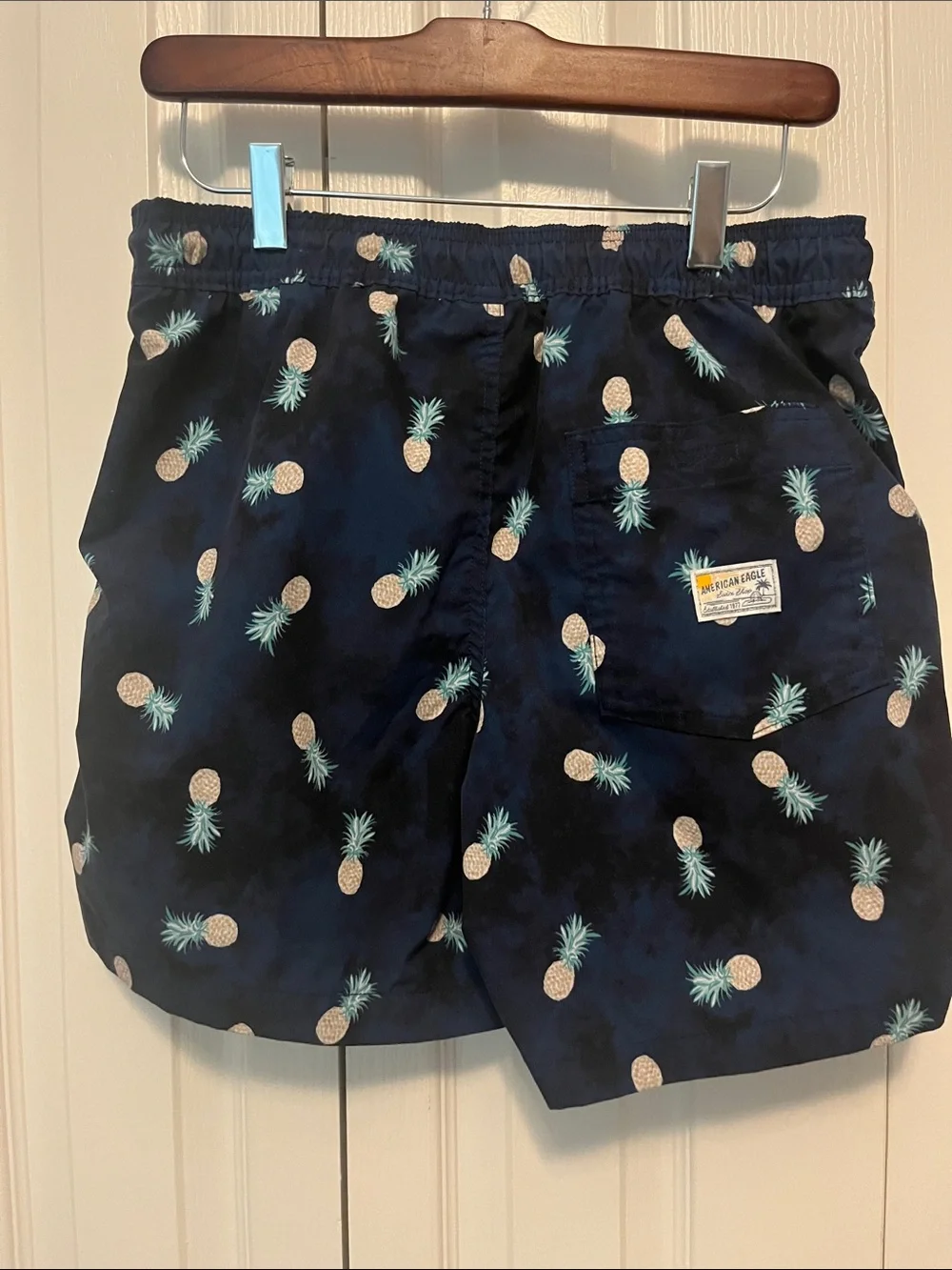 American eagle men’s swim trunks. Navy with pineapples. Size small 5in inseam